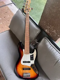 FENDER PLAYER PLUS JAZZ BASS V PAU FERRO FINGERBOARD 3-COLOR SUNBURST