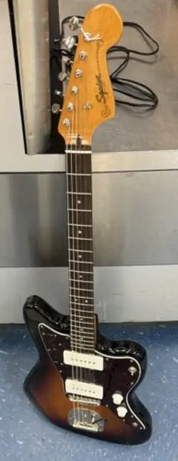 SQUIER BY FENDER CLASSIC VIBE 60S JAZZMASTER ELECTRIC GUITAR IN 3 TONE SUNBURST