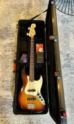 2011 FENDER AMERICAN SPECIAL JAZZ BASS 3-COLOR SUNBURST W/HARDSHELL CASE
