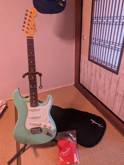 STRATOCASTER IN SURF