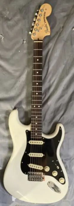 FENDER STRAOCASTER