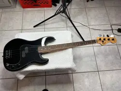 4-STRING RIGHT-HAND ELECTRIC