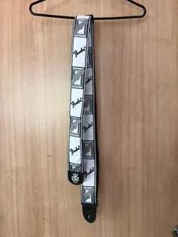 FENDER SCANDAL GUITAR STRAP WHITE/BLACK