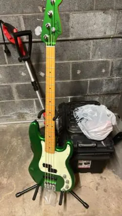 FENDER BASS GUITAR 4 STRING