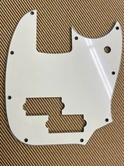 FENDER MUSTANG BASS PICKGUARD