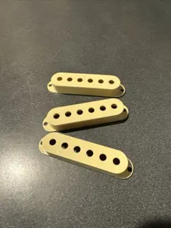 FENDER STRATOCASTER PICKUP COVERS, SET OF 3, AGED WHITE
