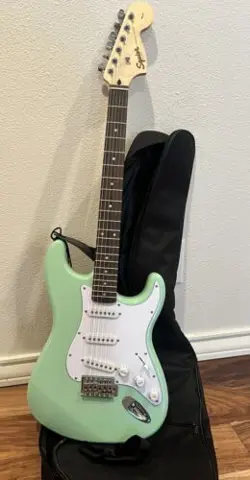 SQUIER AFFINITY SERIES STRATOCASTER FENDER ELECTRIC GUITAR SURF GREEN  AMPLIFIER