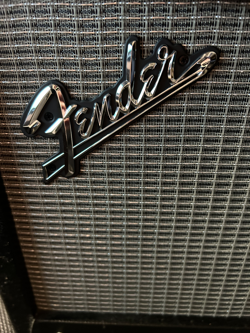AMPLIFIER FENDER MUSTANG