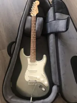 FENDER PLAYER STRATOCASTER ELECTRIC GUITAR PAU FERRO FINGERBOARD GREAT CONDITION