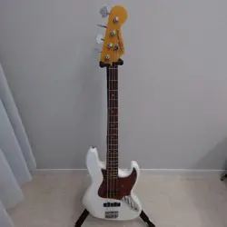 SQUIER BY FENDER JAZZ BASS ELECTRIC BASS GUITAR WHITE USED WITH SOFT CASE