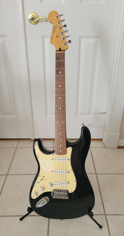 FENDER STRATOCASTER LEFT HANDED ELECTRIC GUITAR - BLACK