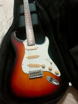 FENDER JAPAN STRATOCASTER VINTAGE / ELECTRIC GUITAR W/ SC MADE IN 1980S