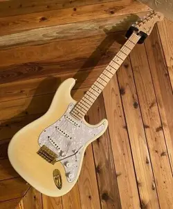 FENDER EXCLUSIVE RICHIE KOTZEN STRATOCASTER SEE-THROUGH WHITE BURS