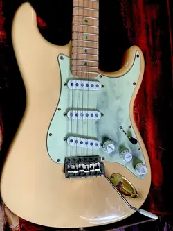 FENDER DELUXE PLAYER STRATOCASTER, BODY-HONEY BLONDE TRANSLUCENT ASH