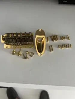 FENDER STRATOCASTER GOLD BRIDGE ASSEMBLY