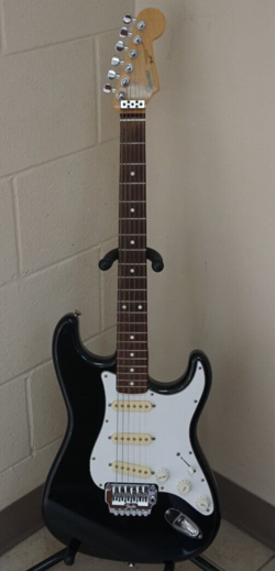 VINTAGE SQUIRE STRATOCASTER BY FENDER 1984-1987 MADE IN JAPAN W/HARDSHELL CASE