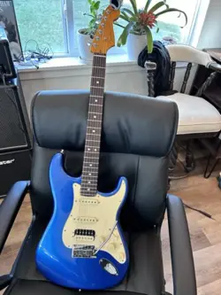 FENDER AMERICAN ULTRA STRATOCASTER HSS ROSEWOOD FB ELECTRIC GUITAR COBRA BLUE