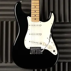 FENDER STANDARD STRATOCASTER WITH MAPLE FRETBOARD 1983 - BLACK