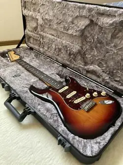 FENDER STRATOCASTER SUNBURST WITH HARD CASE AND ARM