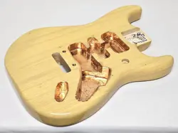 2016 FENDER DELUXE STRAT SOLID ASH BODY VINTAGE BLONDE FINISH - ELECTRIC GUITAR