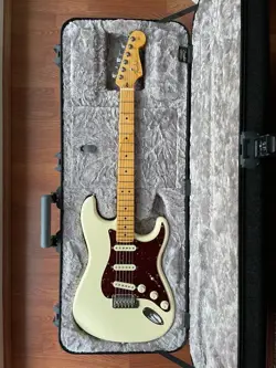 FENDER AMERICAN PROFESSIONAL II STRATOCASTER OLYMPIC WHITE WITH HARD CASE