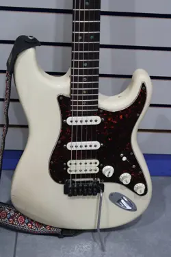 RARE 1998 FENDER STRATOCASTER AMERICAN DELUXE ELECTRIC GUITAR