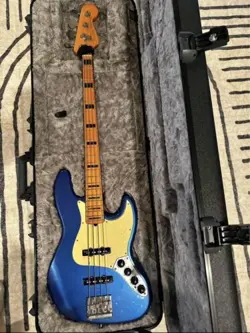 FENDER AMERICAN ULTRA JAZZ BASS - COBRA BLUE MAPLE