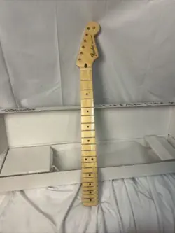 FENDER STANDARD STRATOCASTER MAPLE NECK
