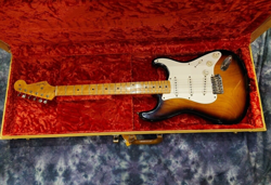 FENDER CUSTOM SHOP 1954 STRATOCASTER RELIC 3 TONE SUNBURST USA 1990S E.GUITAR