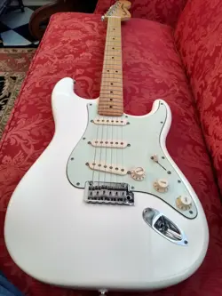 FENDER DELUXE ROADHOUSE STRAT GUITAR - OLYMPIC WHITE (2018)
