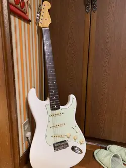 STRATOCASTER WHITE FROM