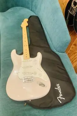 2023  FENDER STRATOCASTER ALDER 3.35KG