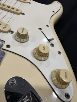 STRATOCASTER BUTTERCREAM COLOR