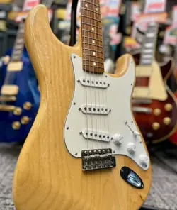 FENDER CLASSIC SERIES '70S STRATOCASTER USED 2010 ASH BODY NATURAL W/SOFT CASE