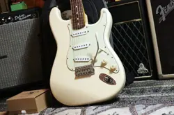 FENDER JAPAN STRATOCASTER VINTAGE WHITE W/ MONTY'S RETROWIND STRATOCASTER SET (2