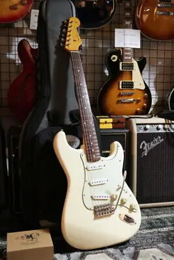FENDER JAPAN STRATOCASTER VINTAGE WHITE W/ MONTY'S RETROWIND STRATOCASTER SET