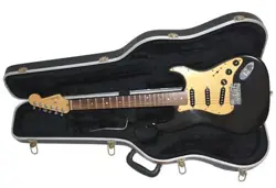 COMES WITH A HARD CASE  FENDER AMERICAN DELUXE STRATOCASTER ELECTRIC GUITAR