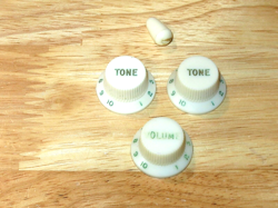 1975 WHITE STRATOCASTER