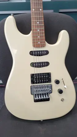 FENDER STRATOCASTER PEARL