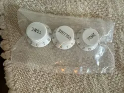 FENDER STRATOCASTER REPLACEMENT KNOBS WHITE GOLD LETTERS VOL-TONE-TONE 3-PAK #54