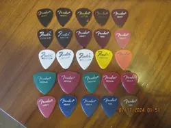 LOT OF 25 ASSORTED FENDER GUITAR PICKS, SOME VINTAGE - VARIOUS GAUGES - RL7