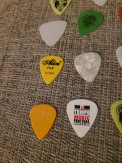 20 GUITAR PICK