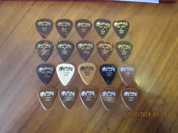 LOT OF 20 ASSORTED VINTAGE MARTIN GUITAR PICKS, VARIOUS GAUGES - NOS - RL2
