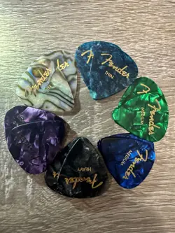GUITAR PICKS. THIN