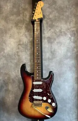 FENDER STEVIE RAY VAUGHAN STRATOCASTER / ELECTRIC GUITAR W/ HC