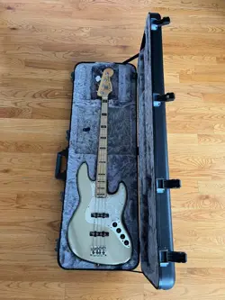 FENDER AMERICAN ELITE JAZZ BASS - CHAMPAGNE