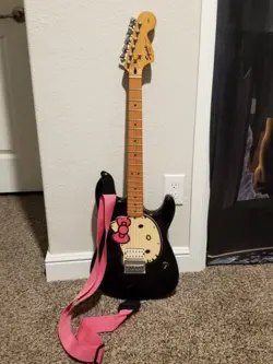 ELECTRIC GUITAR STRATOCASTER SQUIER × HELLO KITTY BLACK FENDER