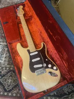 DELUXE STRATOCASTER FIRST