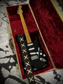 FENDER DAVID GILMOUR BLACK STRATOCASTER WITH CUSTOM SHOP VINTAGE FAT PICKUPS