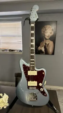 2023 FENDER MIJ TRADITIONAL ‘60S JAZZMASTER WITH HARD CASE !